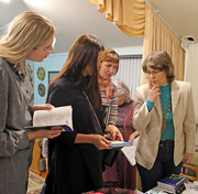 "Книги для тех, кто любит мыслить, дерзать, смеяться": репортаж с творческого вечера писателя Екатерины Грачёвой