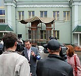 Мэр Новосибирска посетил строительство арки "Колокол Мира".