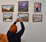 Открылась выставка картин «Просто распускаются цветы…»